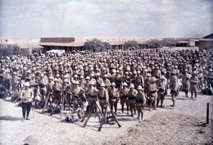 Medenine-garnisonen, sørlige Tunisia: retur av en kolonne med franske zouave, utelukkende fra Alsace og Lorraine, fra grensen til Tripolitania, 20. mars 1916 (autokrom) av Albert Samama Chikli